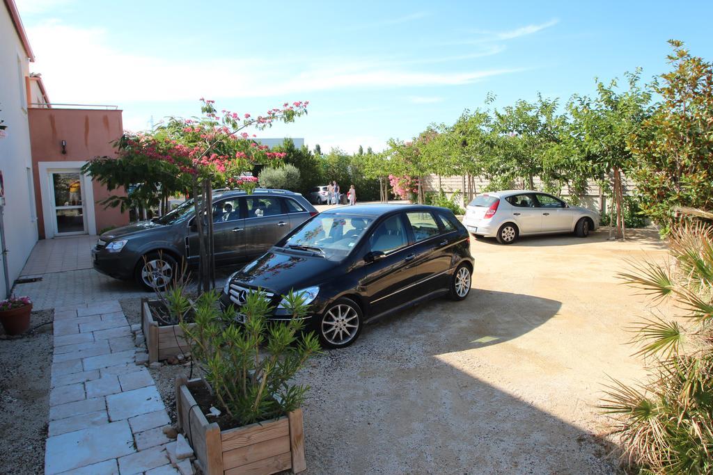 Hotel Et Residence De La Transhumance Saint-Martin-de-Crau Dış mekan fotoğraf