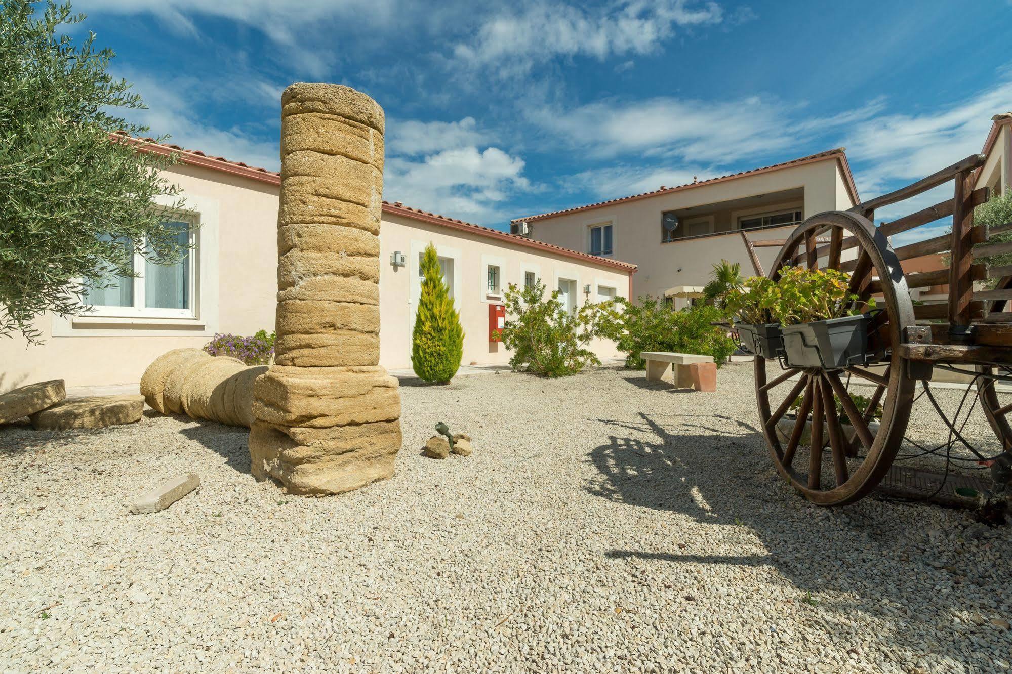 Hotel Et Residence De La Transhumance Saint-Martin-de-Crau Dış mekan fotoğraf